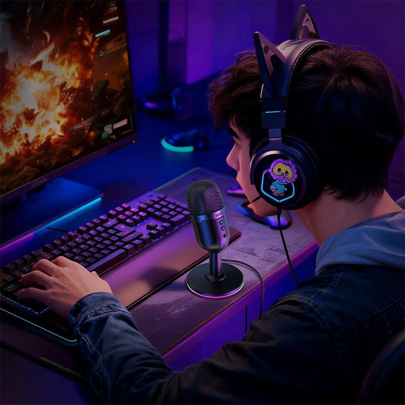 RGB gaming microphone HOCO L25 connected to laptop for streaming setup
