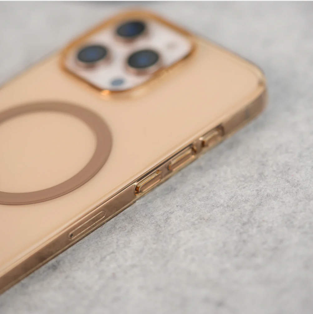 Apple MagSafe desert case alignment demo on iPhone 16