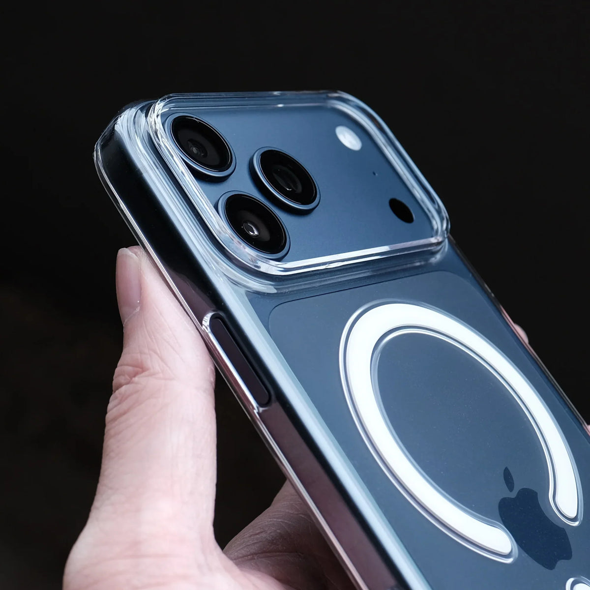MagSafe clear case magnetic alignment demo